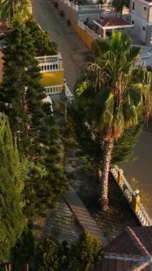 Şehir manzarasının evrimini inceleyin. İnşaat bölgeleri bu dikey perspektiften kentsel gelişimin özünü yakalayan muhteşem çok katlı evleri ortaya çıkarırken.