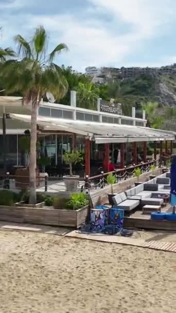 Захоплення Спокійній Атмосфері Пляжного Кафе Приголомшливому Середземноморському Узбережжі Захопленому Повітряної — стокове відео