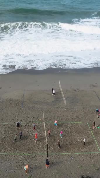 Zažijte Oživení Plážového Volejbalu Jako Hráči Zapojit Vzrušující Akce Uprostřed — Stock video