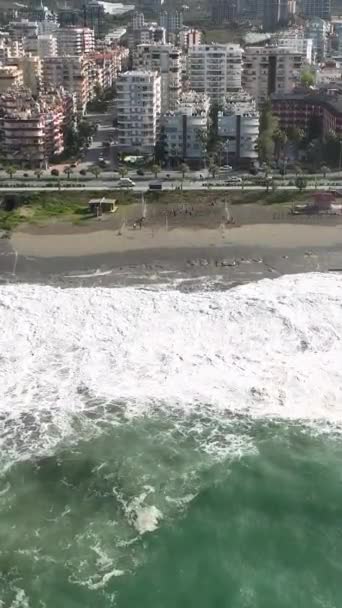 体验风暴席卷城市和地中海海岸线的狂暴 在这个垂直的视频中捕捉迷人的空中视角 — 图库视频影像