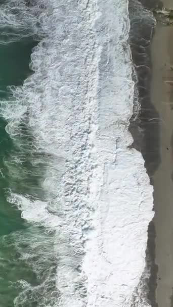 Sabah Fırtınasının Kıyıya Çarpan Güçlü Dalgaların Hava Perspektifini Incelerken Kendinizi — Stok video
