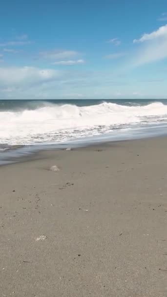 Dikey Videoda Engebeli Akdeniz Kıyılarındaki Sabah Fırtınasının Dramatik Anlarını Incelerken — Stok video