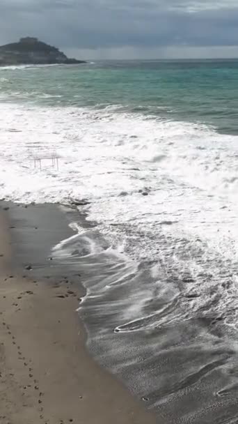 Kayalık Akdeniz Kıyısındaki Sabah Fırtınasının Heyecan Verici Macerasına Doğru Kaçın — Stok video