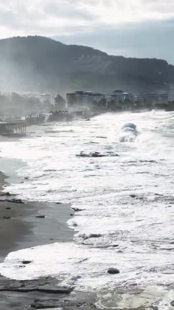 Ощутите Ярость Утреннего Шторма Опустошает Деревянный Пирс Заставляя Волны Врываться — стоковое видео