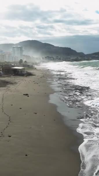 见证了清晨风暴的怒火 海浪冲破了一个木制码头 在这个垂直的视频中 形成了一个白色泡沫的景象 — 图库视频影像