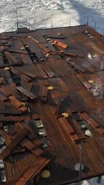 Podívejte Intenzivní Střet Mezi Ranními Bouřemi Vlny Robustní Dřevěné Molo — Stock video