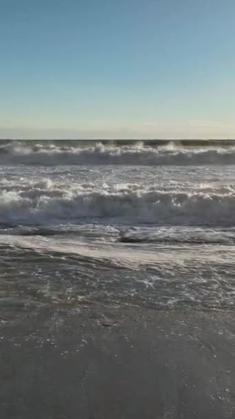 Erleben Sie Das Erwachen Einer Küstenstadt Während Ein Morgensturm Die — Stockvideo