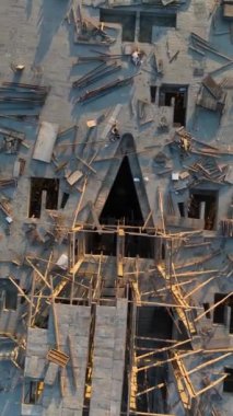 Bu dikey videoda, çok katlı lüks dairelerin gelişimine havadan bir perspektiften tanık olurken, hareketli inşaat alanlarını keşfedin..