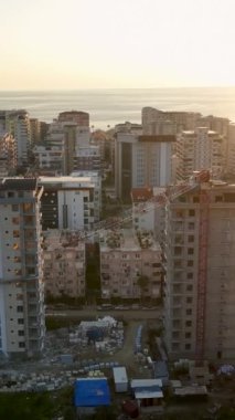 Dikey Video: Kentsel Dönüşüm - İnşaat Alanları ve Yüksek Ölçekli Apartmanların Havadan Görünümü