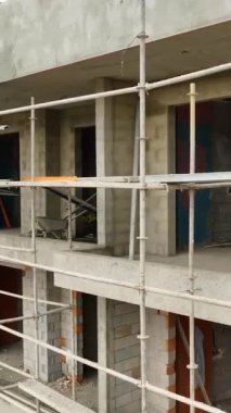 Üst düzey dairelerin inşaatını gözlemlerken mimari mucizelerin ortaya çıkışına tanık olun. İnşaatçıların detaylara olan dikkati ve yukarıdan zamanında teslimata olan bağlılığını yakalayın.