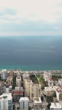 İnşaatçılar projeyi zamanında tamamlamak için çabalarken inşaatın ilerlemesine tanık olmak, bu dikey videodaki dinamik aktiviteyi yukarıdan yakalamak.