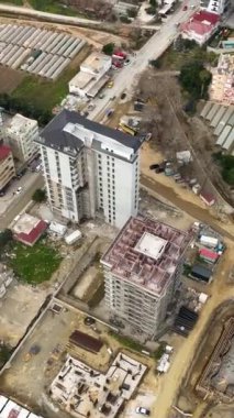 İnşaatın ilerlemesine tanık olun. İnşaat alanlarını ve bu dikey videoda lüks daireler için proje sürelerini doldurmaya çalışan inşaatçıların adanmışlığına tanık olun..