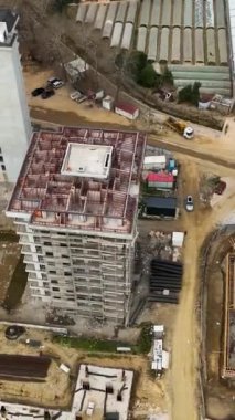 İnşaat alanlarının süregelen gelişimine ve prestijli lüks bir apartman kompleksini zamanında teslim etmek için müteahhitlerin titiz çalışmalarına tanıklık ederken inşaat tarihlerine dalın.