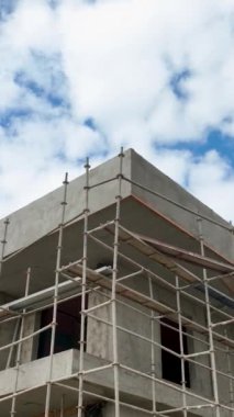 İnşaatçıların inşaat sahalarında özenle çalışırlarken sürekliliğine dikkat edin. Lüks, yüksek katlı apartman komplekslerini kararlaştırılan zaman çizelgeleri dahilinde tamamlamaya yaklaştırın.