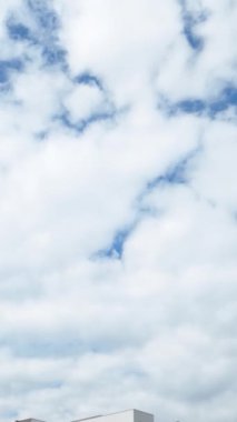 İnşaatın ilerleyişine tanık olun. İnşaat alanlarının lüks, yüksek katlı dairelere dönüştüğüne şahit olun. İnşaatçıların zamanında bitirme ve teslim etme kararlılığını gösterin.