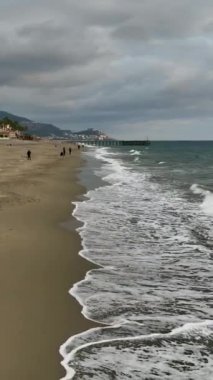 Akdeniz 'de bir kumsalın huzur dolu güzelliğine tanık olurken, kışın mutluluğunu hava manzarasından yaşayın. Sihirli günbatımını yakalayın ve bu kış atmosferinin keyfini çıkarın.