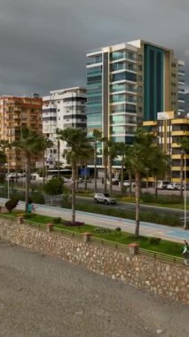 Kendinizi sinematik sükunete daldırın. Büyüleyici bir kış sahili havası görün. Sihirli günbatımı, kış atmosferini rahatça seyreden insanlarla tanışır.