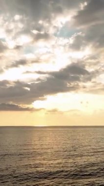 Kuşbakışı bir bakış açısı kazanın ve bu büyüleyici görsel ziyafet sunan büyüleyici ışıkta canlanırken Akdeniz kıyılarının dramatik deniz manzarasına hayret edin.