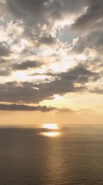 Akdeniz kıyı şeridinin büyüleyici dramasını izleyin çarpıcı ışıkta manzaralı ihtişamını gözler önüne seriyor, bu büyüleyici dikey video perspektifinden hayranlık uyandıran havadan çekilmiş..