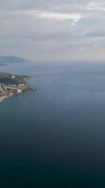 Akdeniz kıyı şeridinin büyüleyici manzarasında teselli bulun, dramatik ışıkla yıkanırken, bu büyüleyici dikey videoda dingin ve hayranlık uyandırıcı bir deneyim sunuyor..