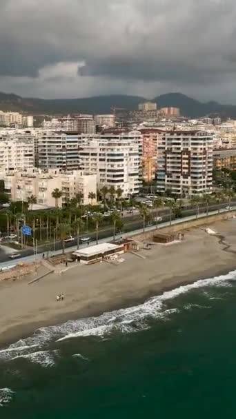 当你从空中俯瞰壮观的海滩和迷人的地中海沿岸充满活力的城市时 从空中俯瞰美丽的海滨美景时 俯瞰着这一垂直的视频 — 图库视频影像