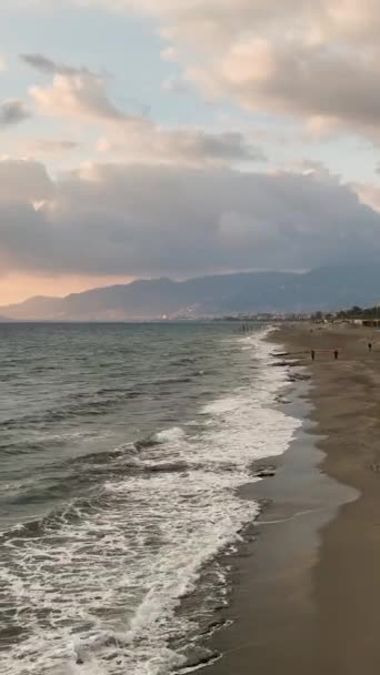 在这个垂直的视频中 当你欣赏地中海沿岸宁静的海滩和美丽的城市景观时 沉醉在海滨的静谧之中 — 图库视频影像