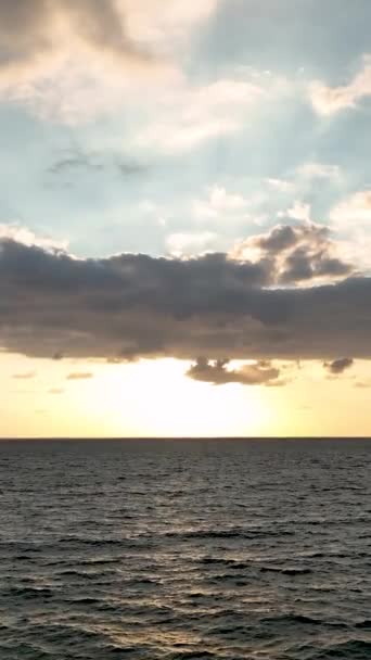 Dikey Videoda Akdeniz Kıyısındaki Büyülü Plajın Büyüleyici Şehrin Hava Perspektifine — Stok video
