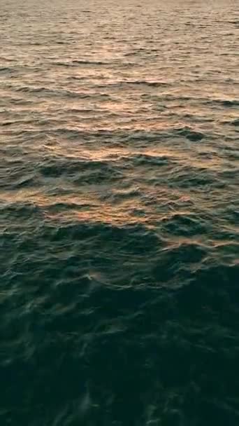 영상에서 해변의 지중해 연안의 그림같은 경관을 감상하면서 해안의 교향곡에 마음을 — 비디오