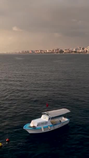 Захоплення Зачаровуючим Відображенням Кінематографічного Заходу Сонця Рибалка Бере Участь Підводній — стокове відео