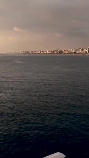 Yukarıda Süzül Bir Balıkçının Sinematik Bir Gün Batımının Büyüleyici Renkleriyle — Stok video