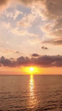 Kendinizi büyüleyici bir deniz batımının güzelliğine daldırın. Bu dikey videoda büyüleyici renklere ve dingin atmosfere hava perspektifinden tanık olun..