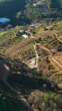 Engin avokado tarlalarına ve Türkiye 'nin güneyindeki geleneksel çiftlik evlerine havadan bakıldığında doğal güzellik ve sükunetle şımaran huzurlu kırlara geri çekilin.