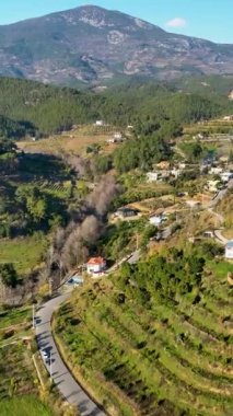Gökyüzünde süzülür ve verimli avokado bahçeleri ve büyüleyici çiftlik evleri ile Türkiye 'nin güneyindeki tarım cennetini tecrübe eder, bu büyüleyici perspektifteki dingin güzelliği havadan yakalar.