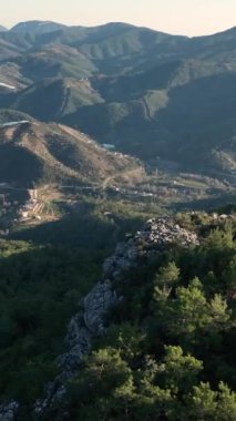 Bu müreffeh dağ tarım bölgesindeki büyüleyici avokado harikalar diyarına hayran kalarak doğal güzelliğin ve tarımsal başarının özünü yakalayarak yukarıdan eşsiz bir bakış açısı kazanın.