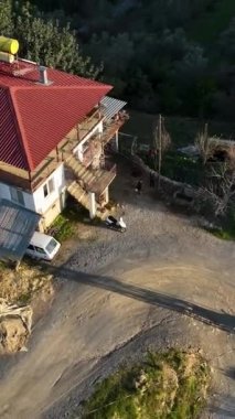 Kendinizi bir dağ köyünün yeşil vahasına daldırın, orada tarım evleri yemyeşil bahçelerin arasında yuva yapar ve ormanın huzuruyla çevrili, huzurlu yaşamın özünü yakalar.
