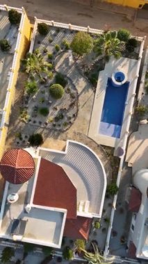 Eski tarz lüks villaların ihtişamını bir dronun onları yukarıdan keşfetmesi ve bu dikey videoda ebedi güzelliklerini yakalaması gibi deneyimleyin..