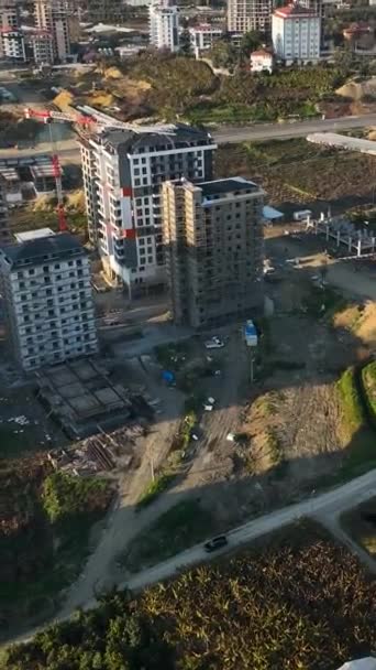 Captura Impresionante Paisaje Urbano Costero Mientras Dron Eleva Por Encima — Vídeos de Stock