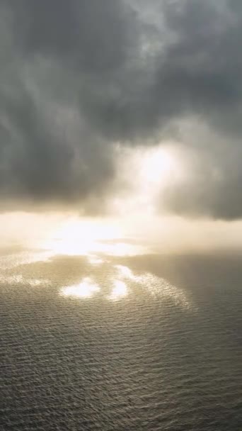 Ζήστε Δραματική Ατμόσφαιρα Ενός Συννεφιασμένου Ηλιοβασιλέματος Καθώς Drone Πετάει Μέσα — Αρχείο Βίντεο