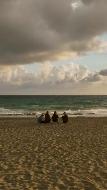 Akdeniz Sahilinde Harika Vakit Geçiren Bir Grup Gencin Kuş Bakışı — Stok video