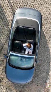 İnsansız hava aracı, Alanya 'daki antik kalede maceraya atılan bir Cabriolet' in hava görüntüsünü yakalar..