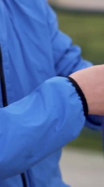 Güneşin yeni bir gün doğarken vücudunu ve zihnini meşgul eden bir gün doğumu boks oturumunun yoğunluğunu kucakla..