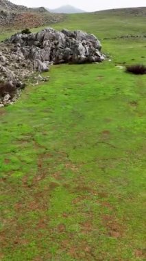Unutulmaz bir araba yolculuğu yaşayın. Dağlık arazide yolculuk ederken Mars 'ın diğer dünya güzelliğini hatırlatırsınız..