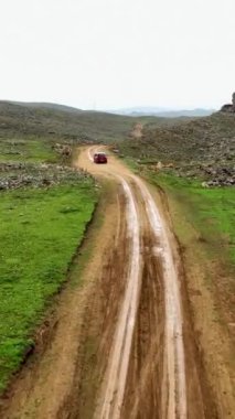 Mars benzeri dağlarda maceralı bir yolculuğa çıkın, arabanızın konforundan dünya dışı güzellikleri keşfedin..