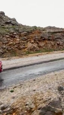 Dünya dışı bir dağ manzarasını keşfetmenin heyecanını yaşayın, nefes kesici hava manzaralarıyla Mars 'ın eşsiz arazisini andıran..