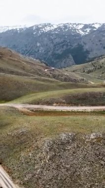 Mars 'a benzer bir ortamın keşfedilmemiş dağlarına gidin, zorlu arazi yollarını fethedin ve çarpıcı hava manzaralarını yakalayın..