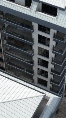 İHA, tamamlanmış bir konut kompleksine benzersiz bir perspektif sağlayarak bu dikey videoda kapsamlı bir bakış açısı sunar..