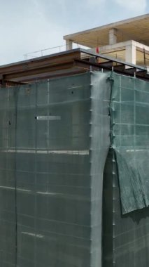 Bir inşaat projesinin gelişimini, bu dikey videodaki kendini adamış inşaat ekibinin hava görüntüleriyle tecrübe edin..