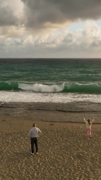 Doświadcz Spokoju Plaży Podczas Zmierzchu Ponieważ Film Rejestruje Spokojną Atmosferę — Wideo stockowe