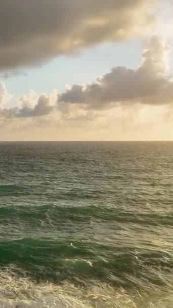 Immergetevi Nella Bellezza Accattivante Tramonto Spiaggia Dorata Come Prospettiva Aerea — Video Stock