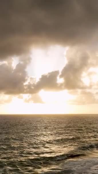 Ragadja Meg Lenyűgöző Arany Árnyalatok Egy Felhős Naplemente Mint Légi — Stock videók